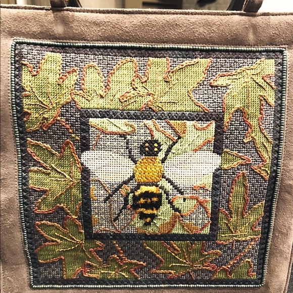 Bee Needlepoint Tote in Gray Suede Black Acrylic Handles NEW, Hand Made, Zip Top - Picture 3 of 10